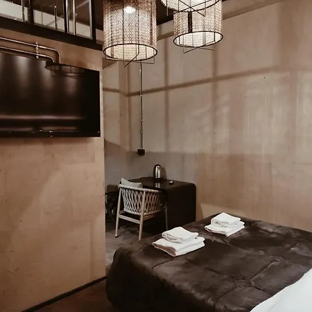 & 7 Hostel