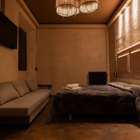 Hostel & 7 *