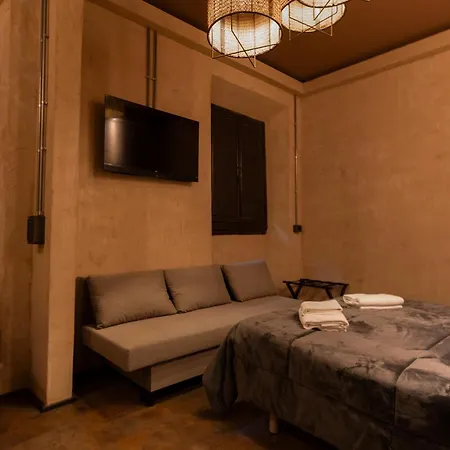 Hostel & 7 *