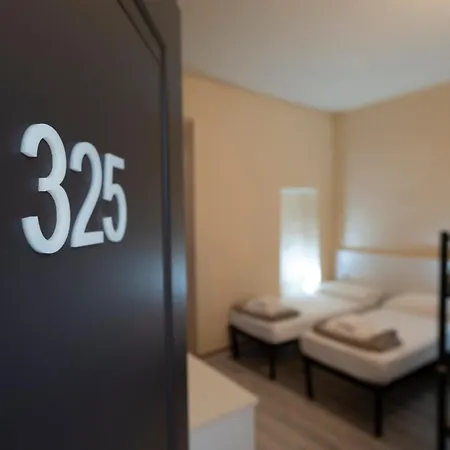 Hostel & 7 *