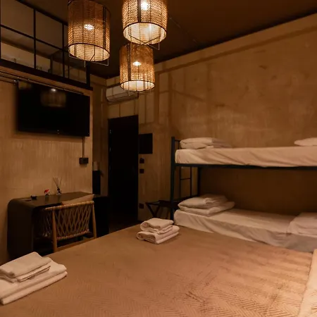 Hostel & 7 *