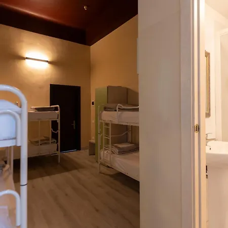 Hostel & 7 *