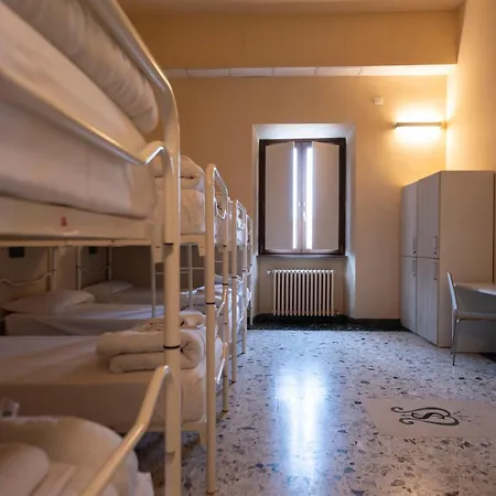 Hostel & 7 *