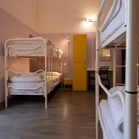 Hostel & 7 *