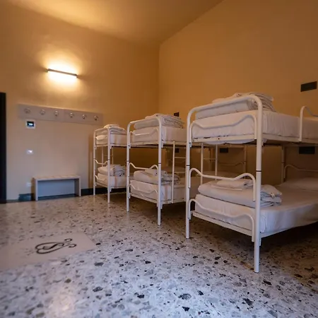 Hostel & 7 *